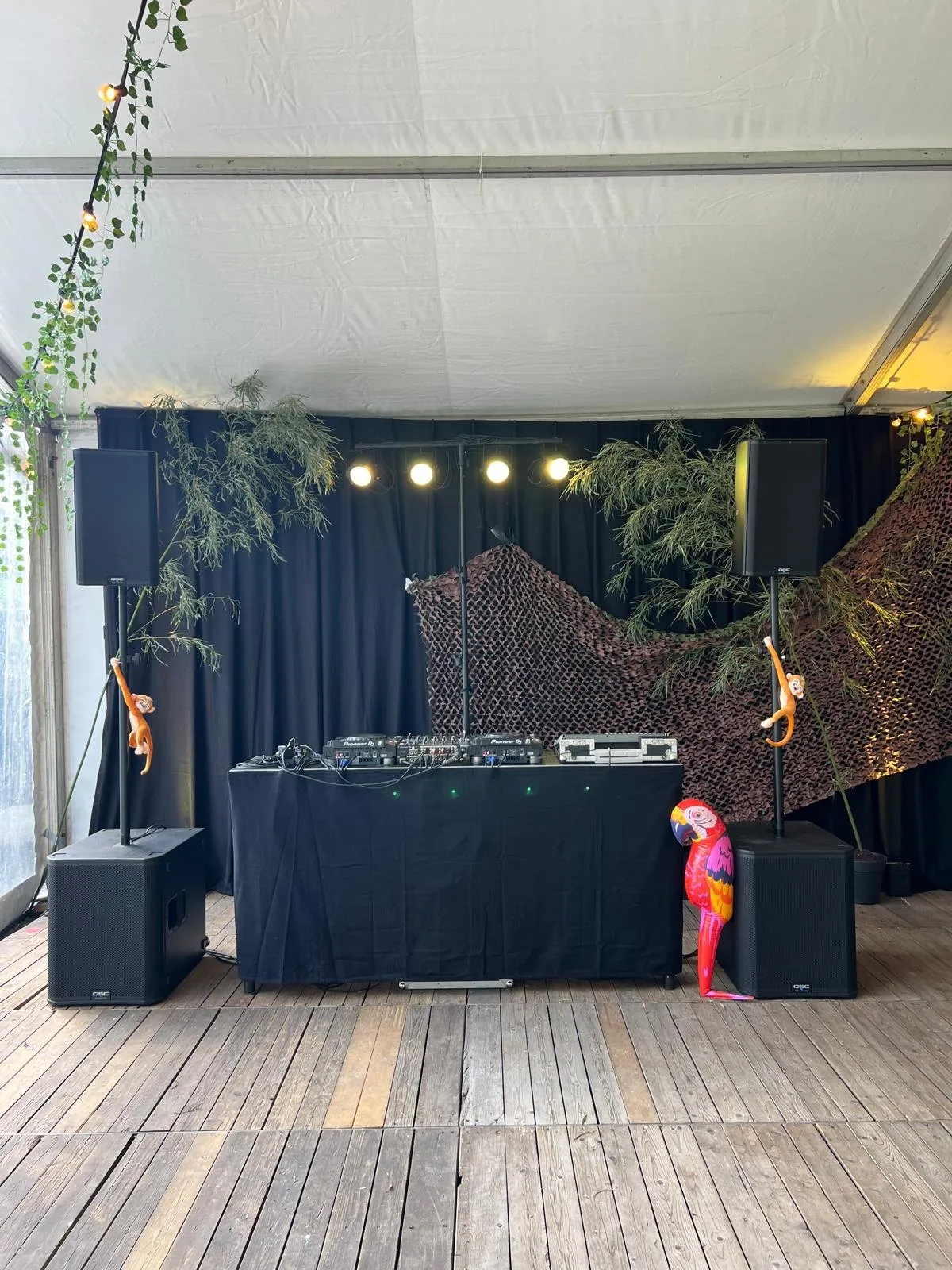 DJ-booth in een feesttent met junglethema