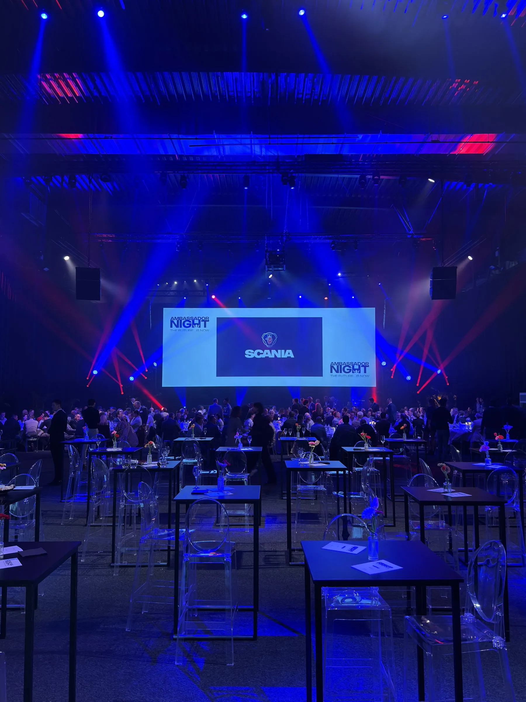 Ambassador Night van Scania: volle zaal met lichtshow en groot scherm