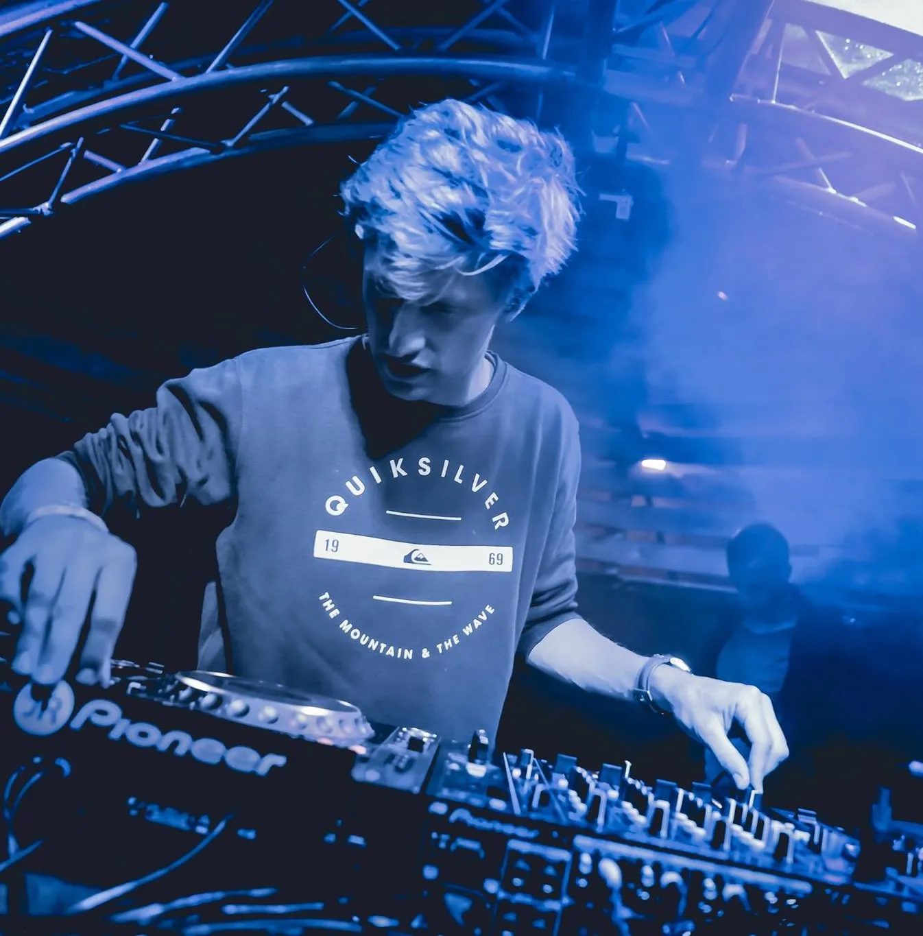Martijn Rubbrecht aan de decks op Alken Outdoor Festival