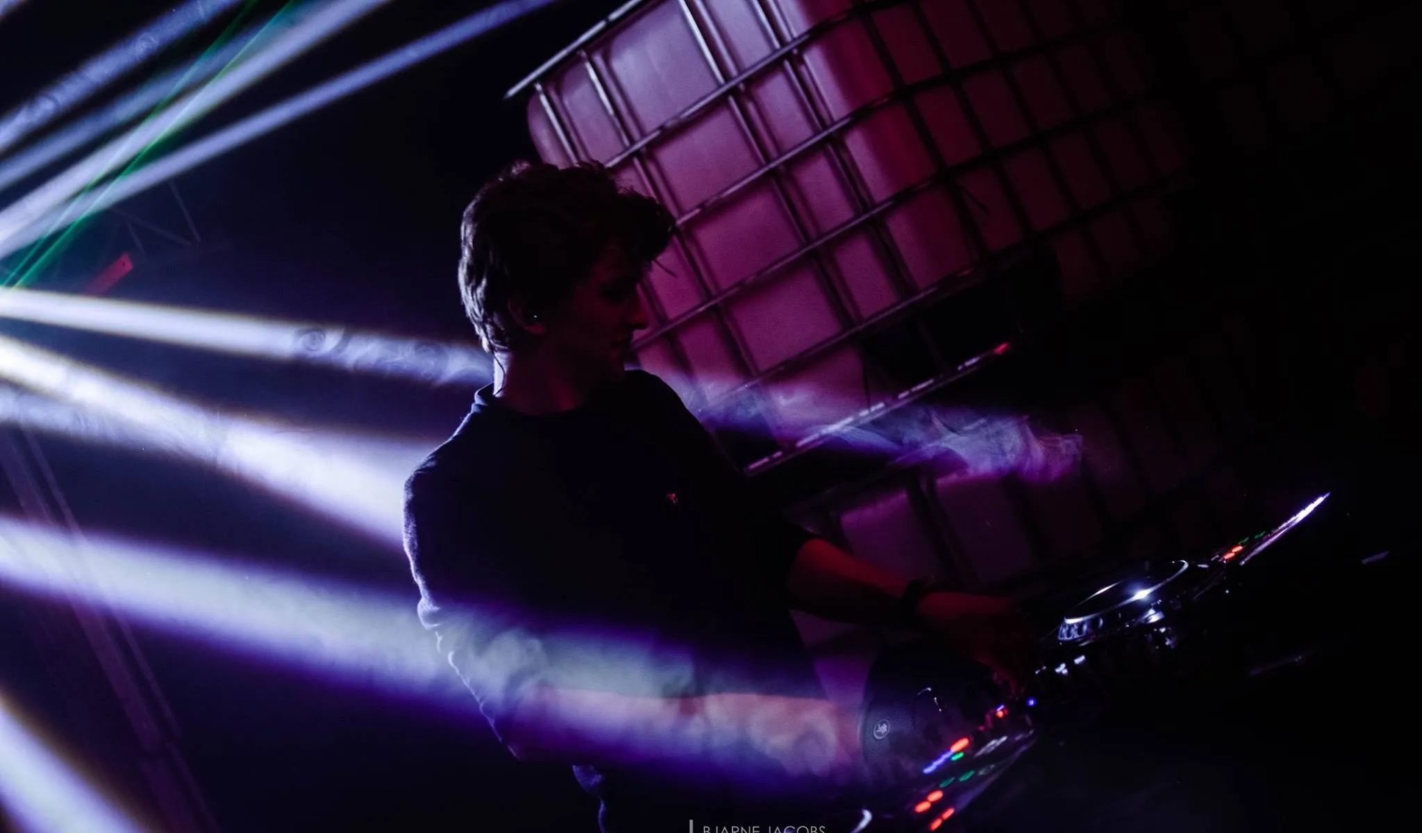 Martijn achter de decks tussen lichtbundels