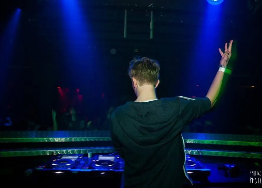 Martijn met de handen in de lucht achter de decks in Forty Five, Hasselt