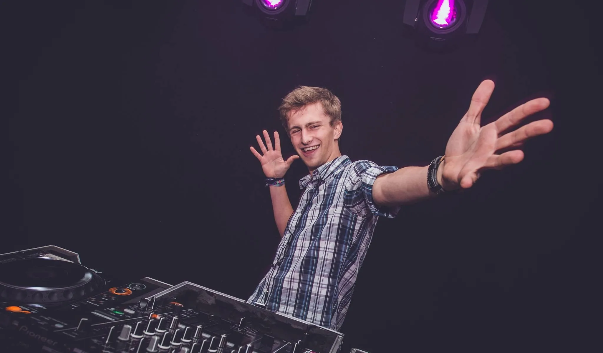 Martijn Rubbrecht lachend achter de draaitafels