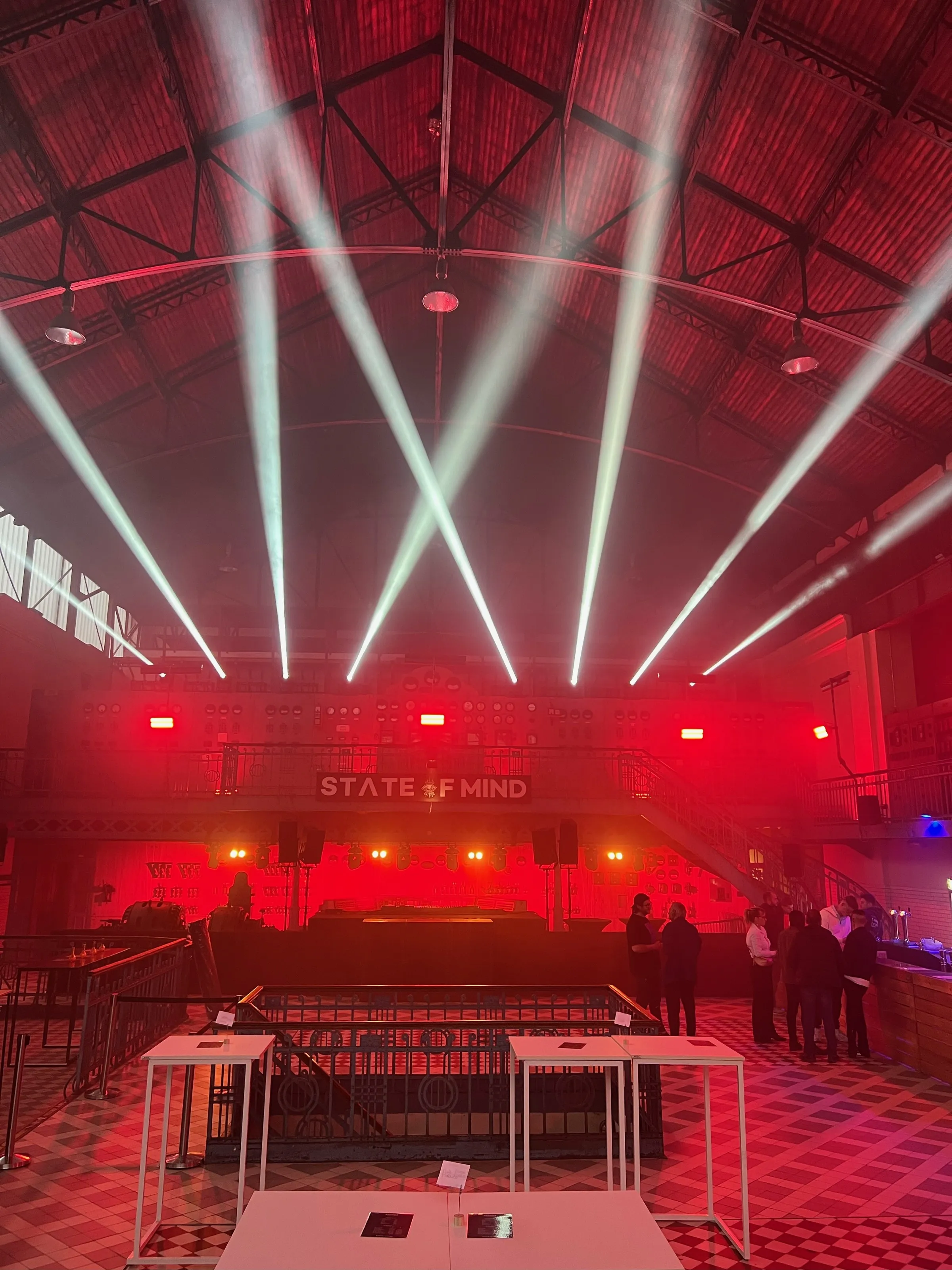 Podium met lichtshow voor een bedrijfsevent